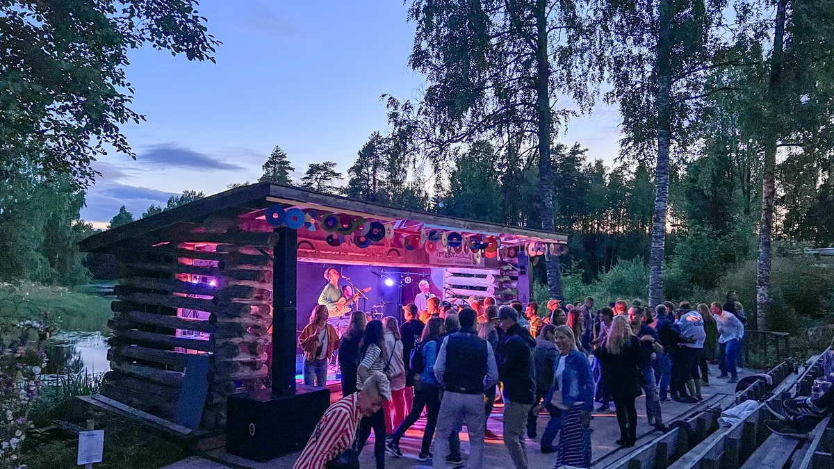 Evening dancing in the Myllytupa yard