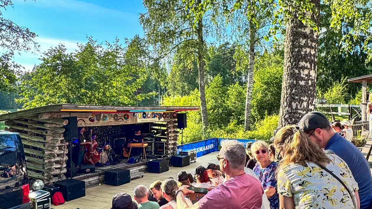 Audience on benches on a summer day at Traktorijatzit 2026