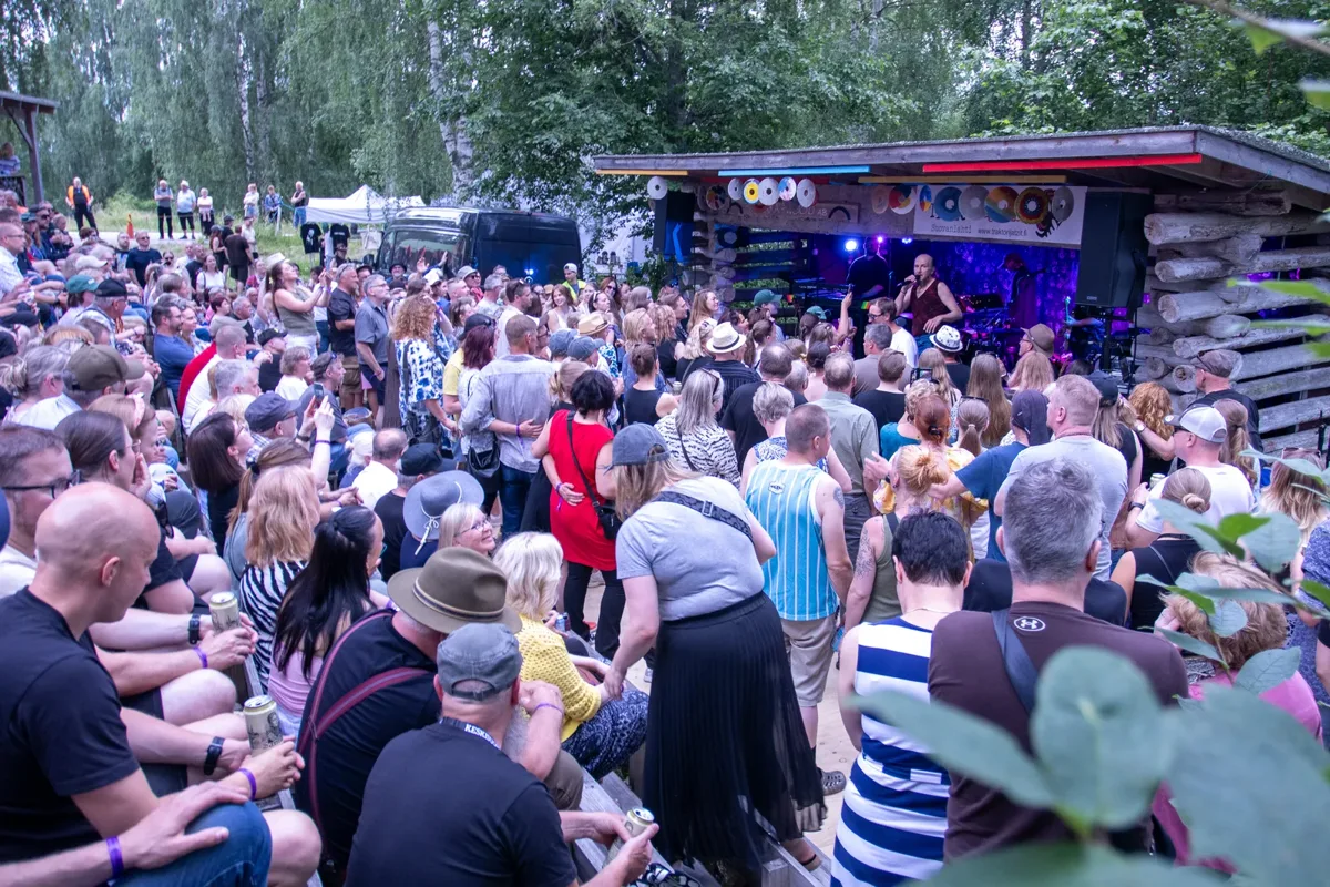 Audience and stage in the Myllytupa yard at Traktorijatzit 2026