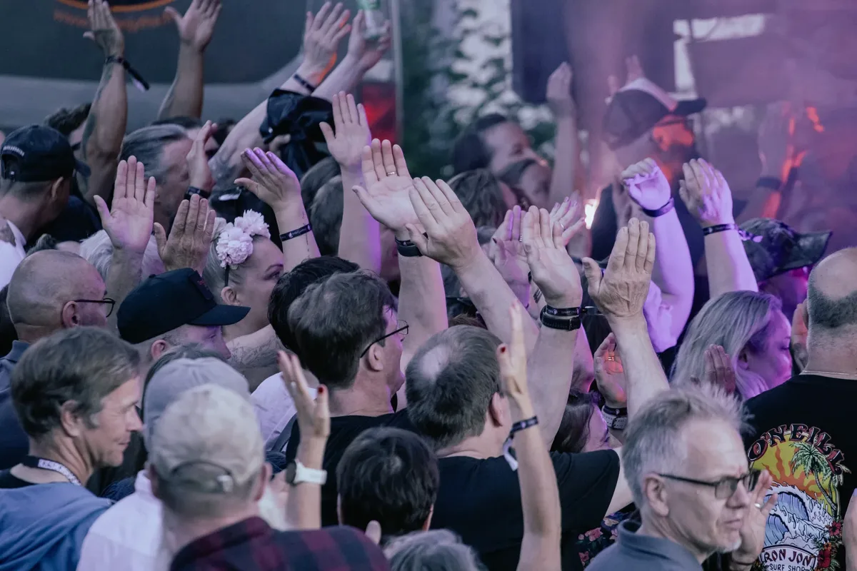 Hands in the air in front of the stage at Traktorijatzit 2026