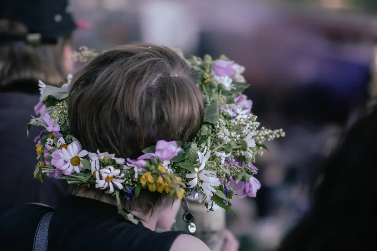 Festival-goer wearing a flower crown at Traktorijatzit 2026